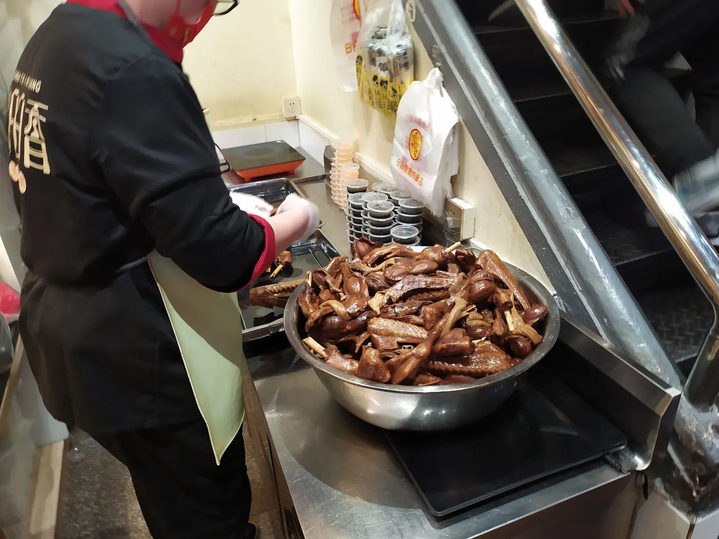 鵝肉店廚房切鵝