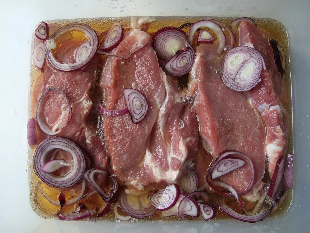 肉片泡在醃料裡的醃肉盤