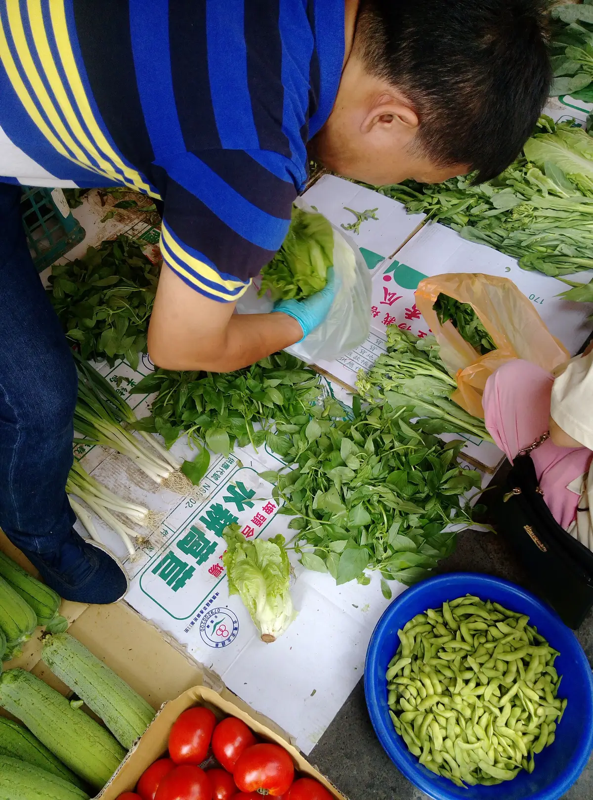 台中水湳市場攤位上成堆的新鮮蔬菜