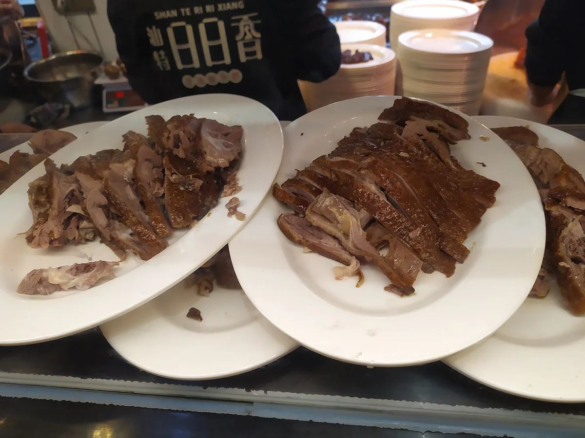 一盤盤切好的鵝肉