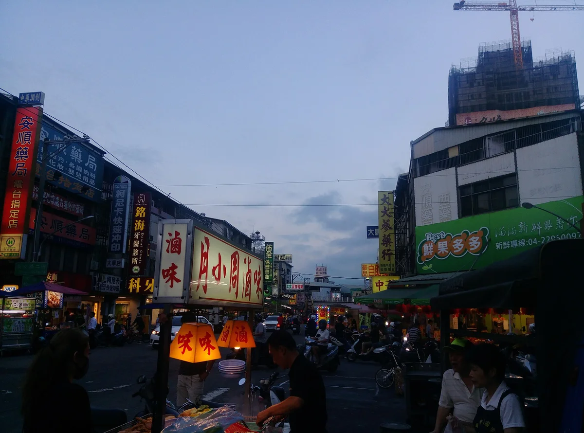 傍晚亮燈的台中市場街