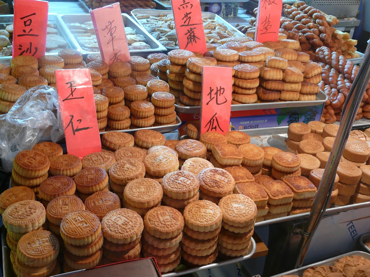 攤位上的月餅與傳統糕餅