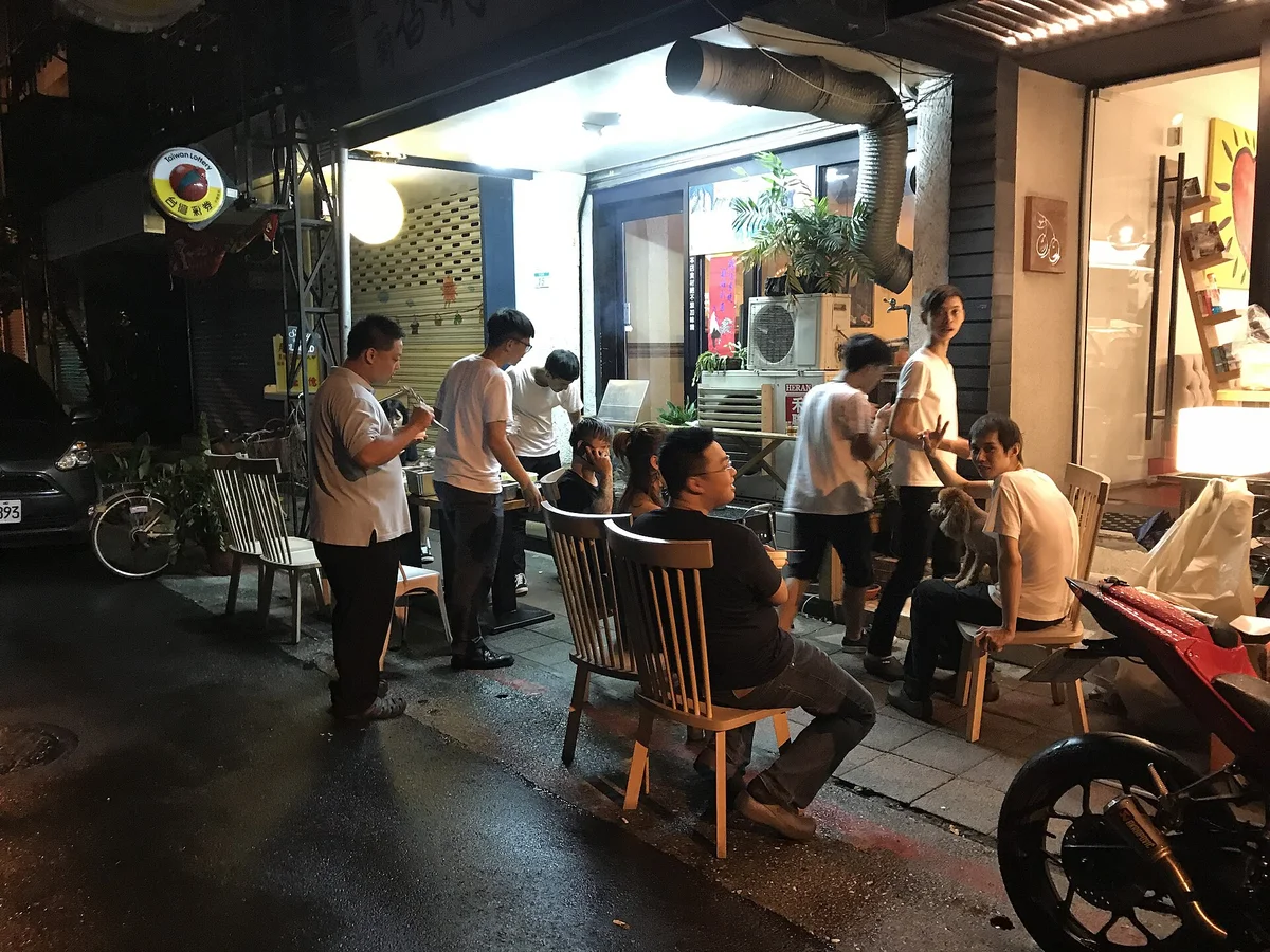 台灣街邊的中秋烤肉聚會